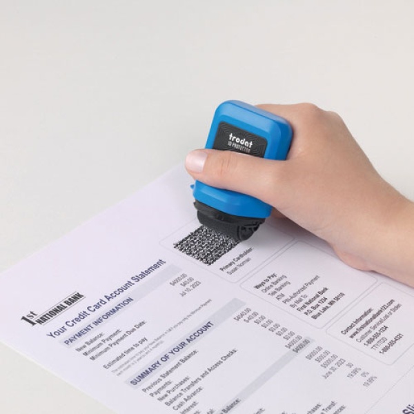 Sello de protección de datos de la marca Trodat azul para sellar una factura